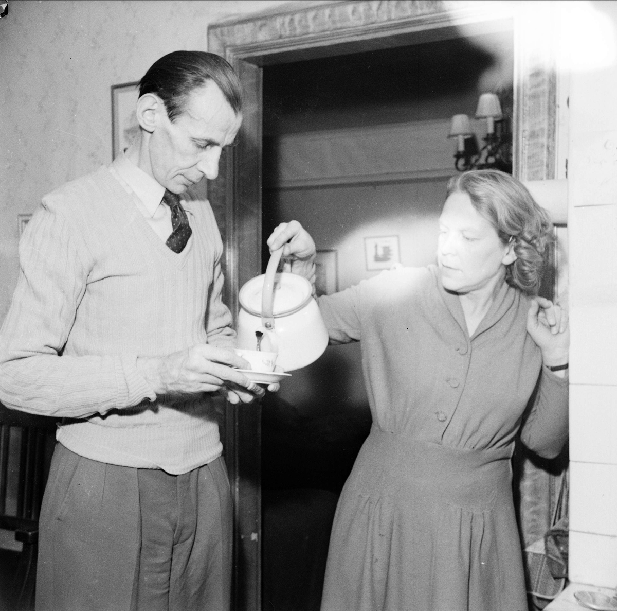 Poeten Nils Ferlin med sin hustru Henny, Penningby, Länna socken, Uppland 1948