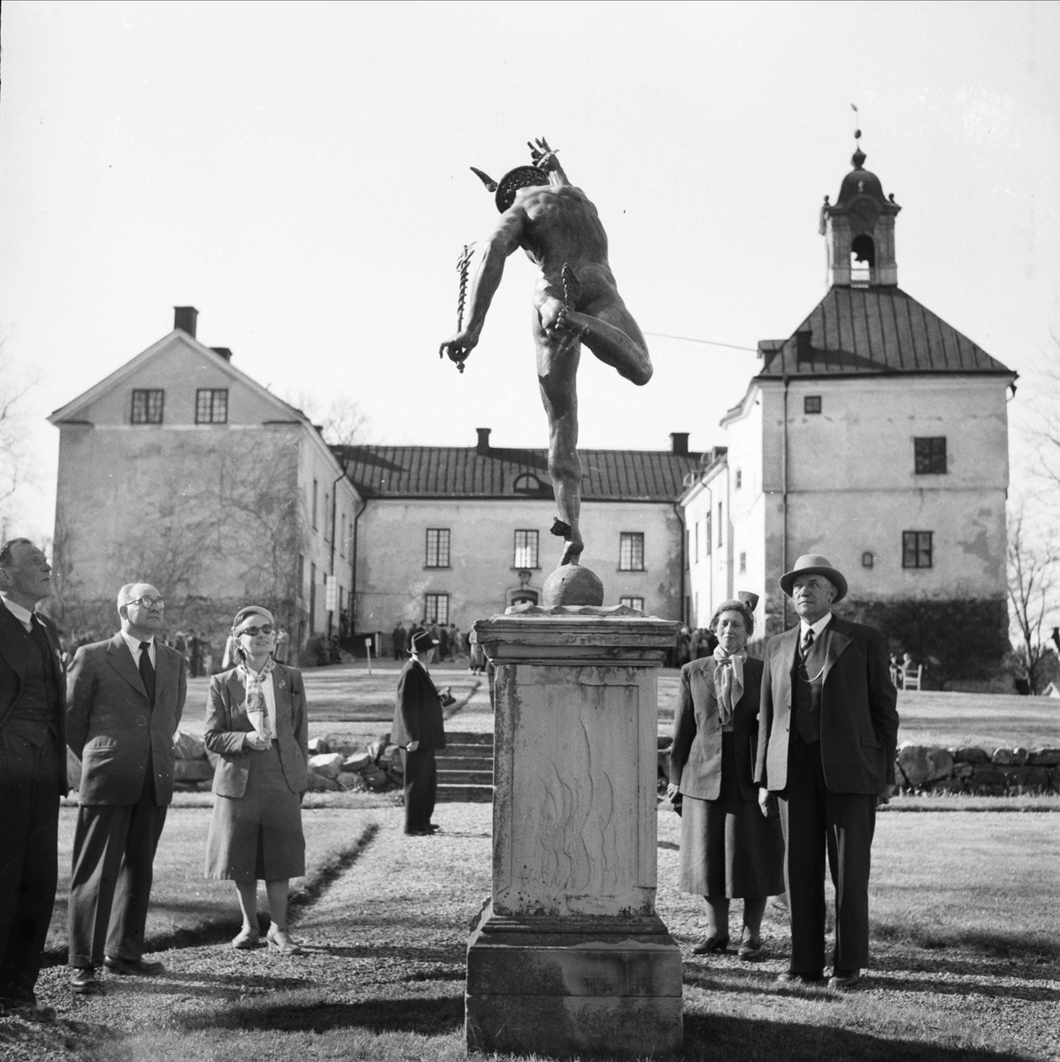 Upplands Fornminnesförenings vårutflykt till Rydboholms slott, Österåkers socken, Uppland 1955