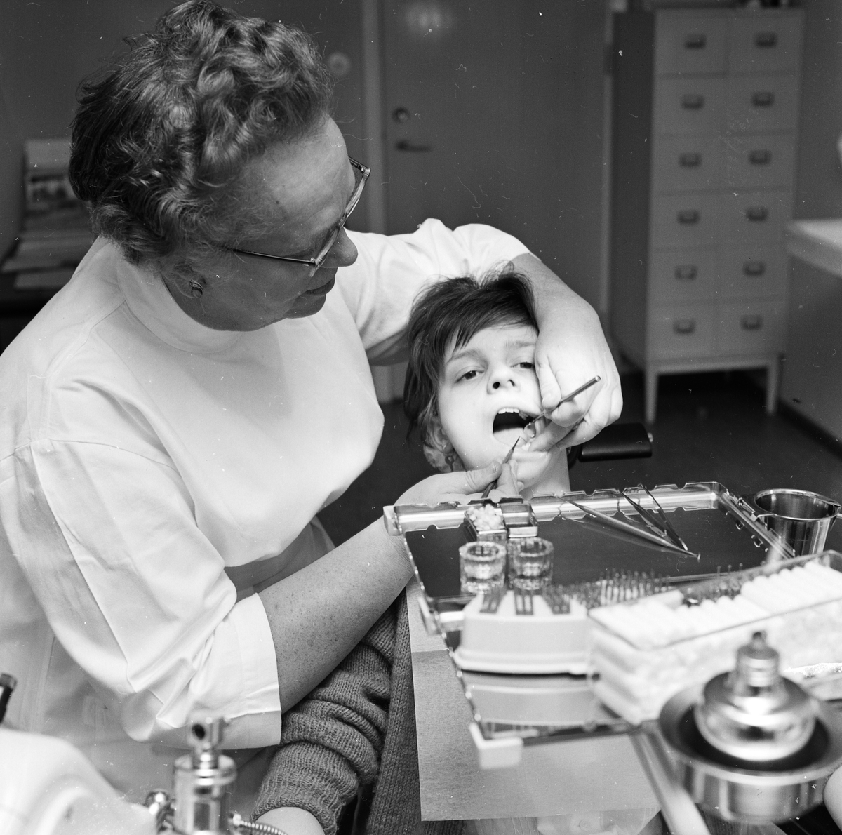 Tandläkare Birgit Sjölin med patient, Uppsala oktober 1962 ...