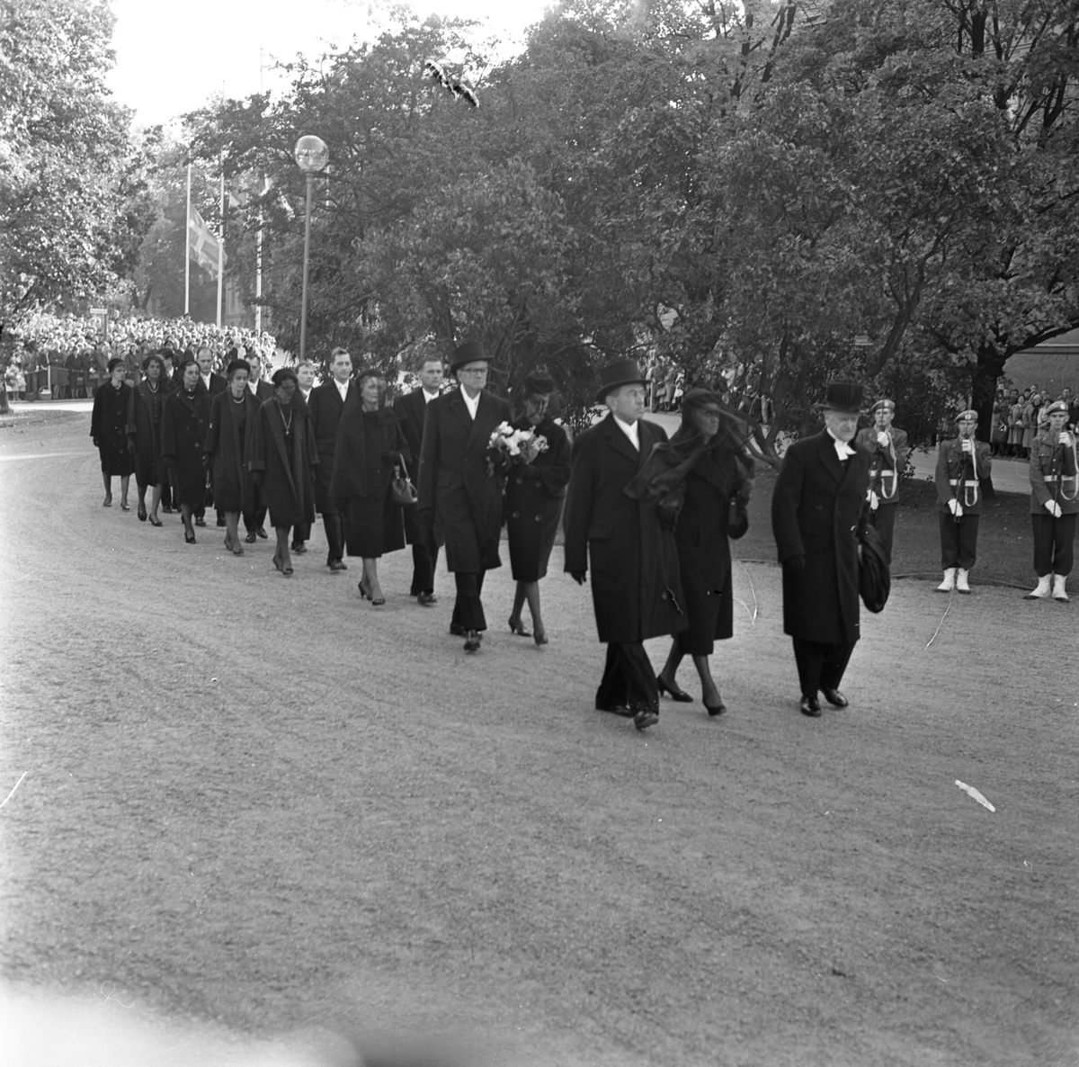Dag Hammarskjölds begravning. Begravningståg genom Odinslund mot domkyrkan, Uppsala 29 september 1961