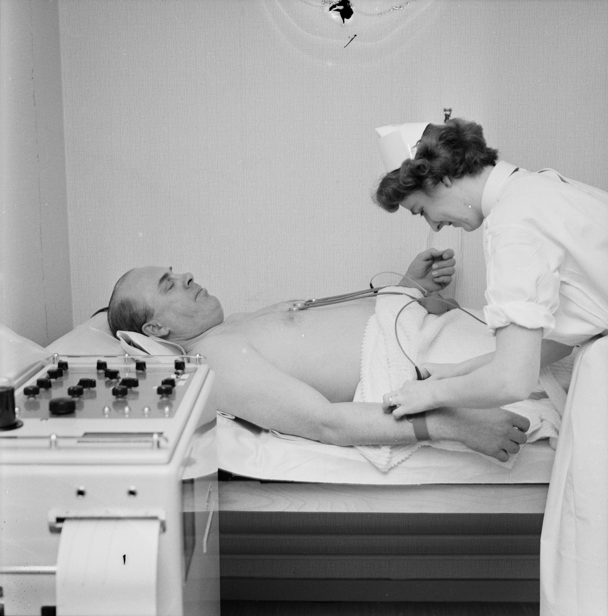 Sjuksköterskan Ann-Sofi Olin "mäter hjärtverksamheten med elektrokardiograf"