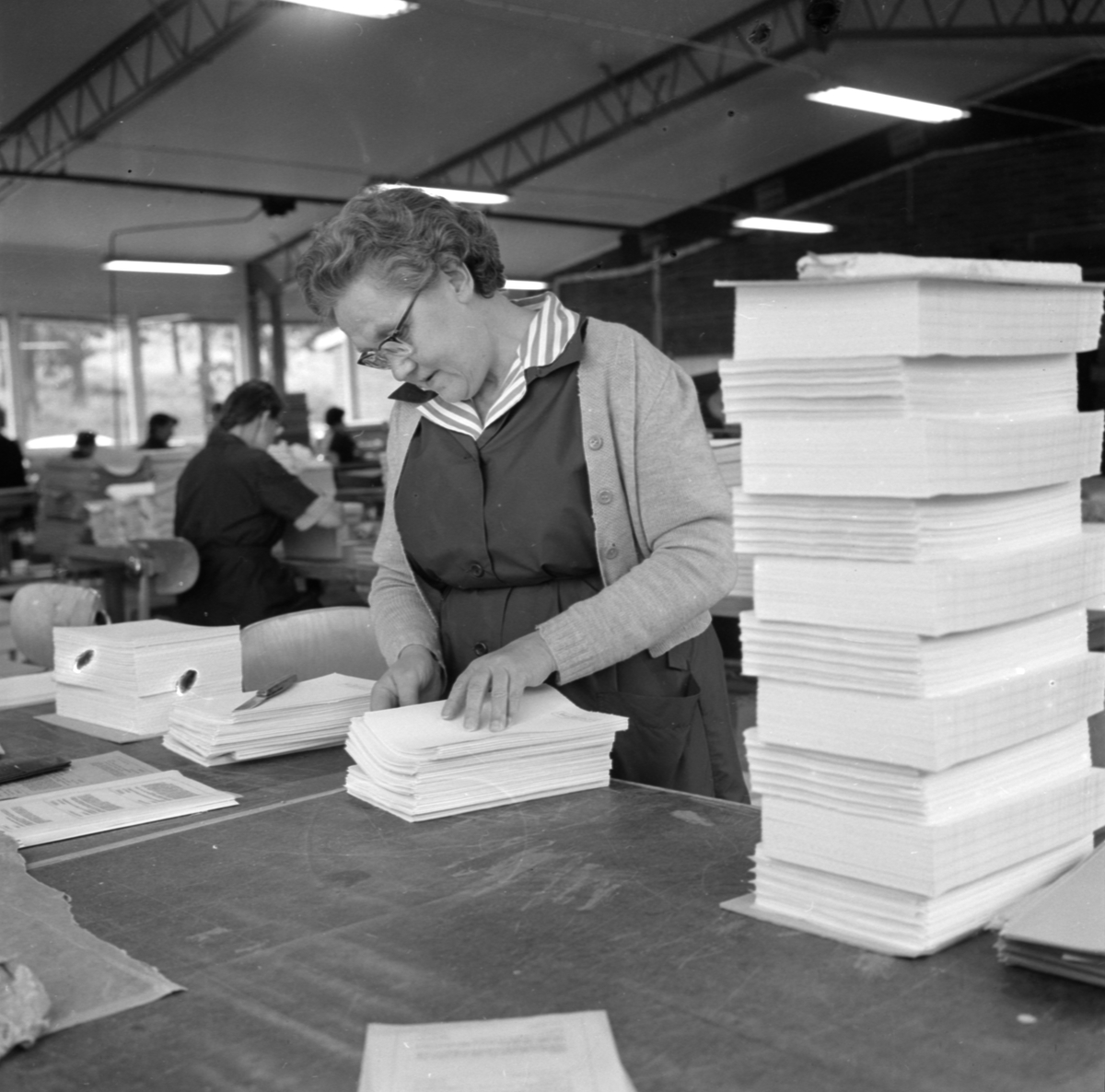 Edit Eriksson "passar här ihop böcker som skall limmas", pappersavdelningen på Landstingets verkstäder för rehabilitering i Stabby backe