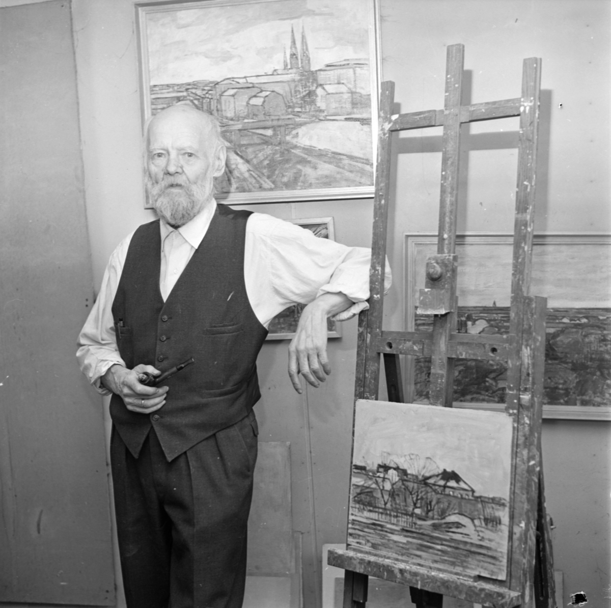 Konstnären Gusten Widerbäck i sitt hem med sina tavlor, Uppsala december 1961