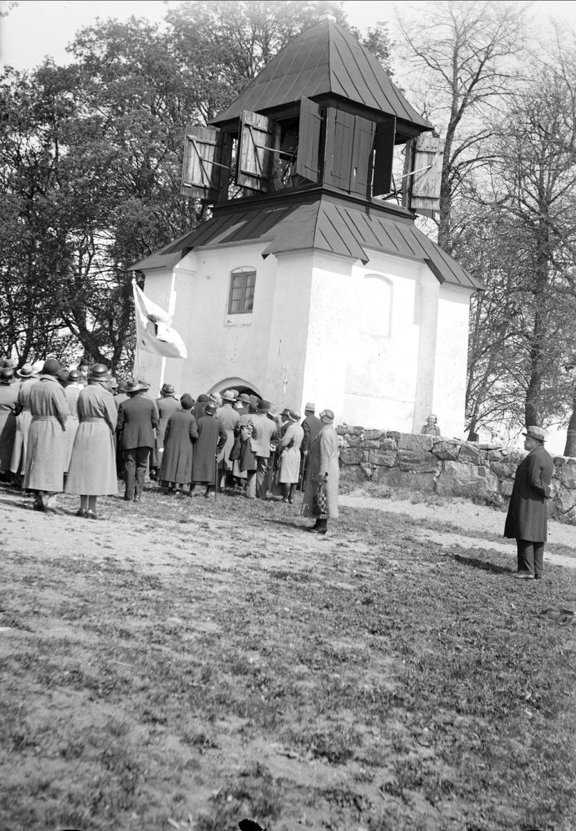 Upplands fornminnesförening på utflykt till Skederids kyrka, Skederids socken, Uppland år 1935