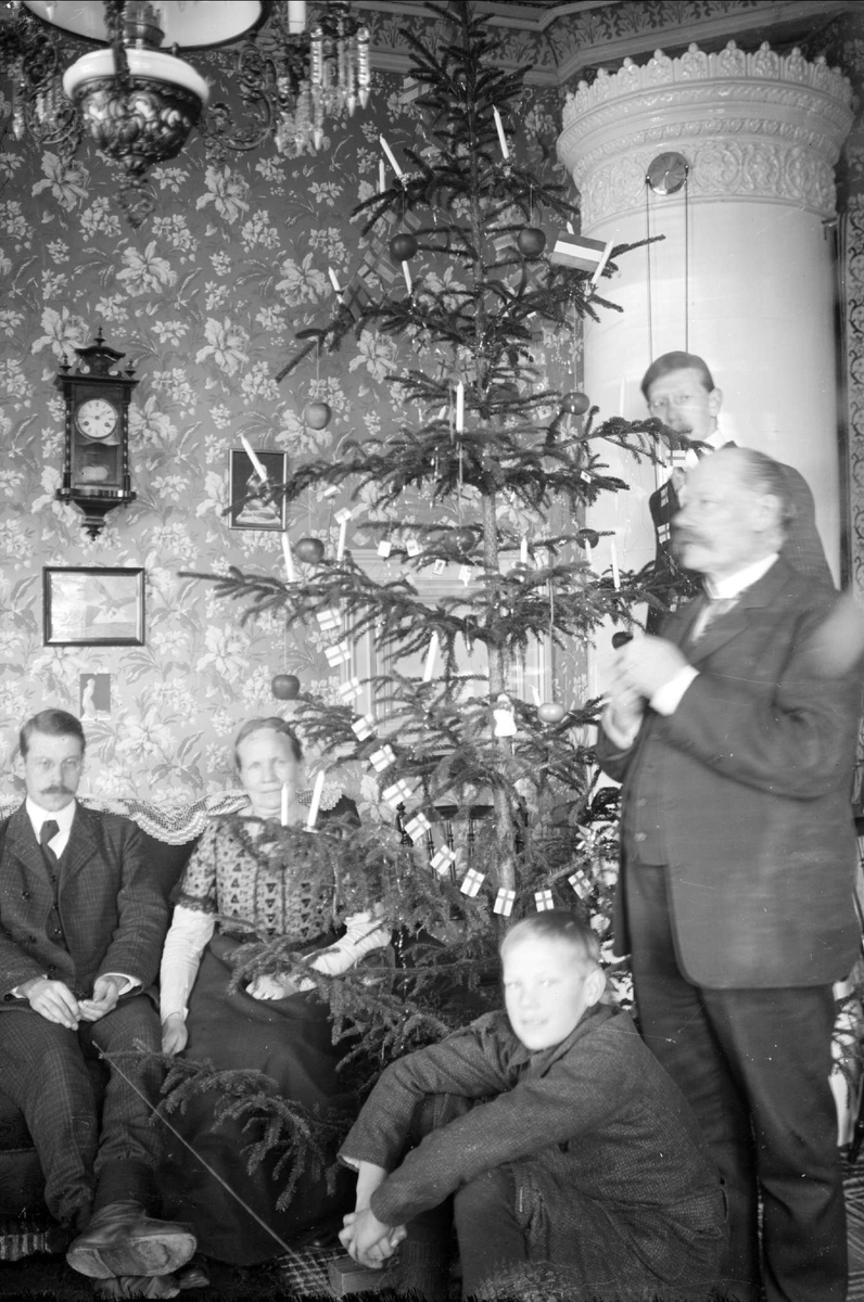 Familj samlad vid julgranen, Långsele, Ångermanland