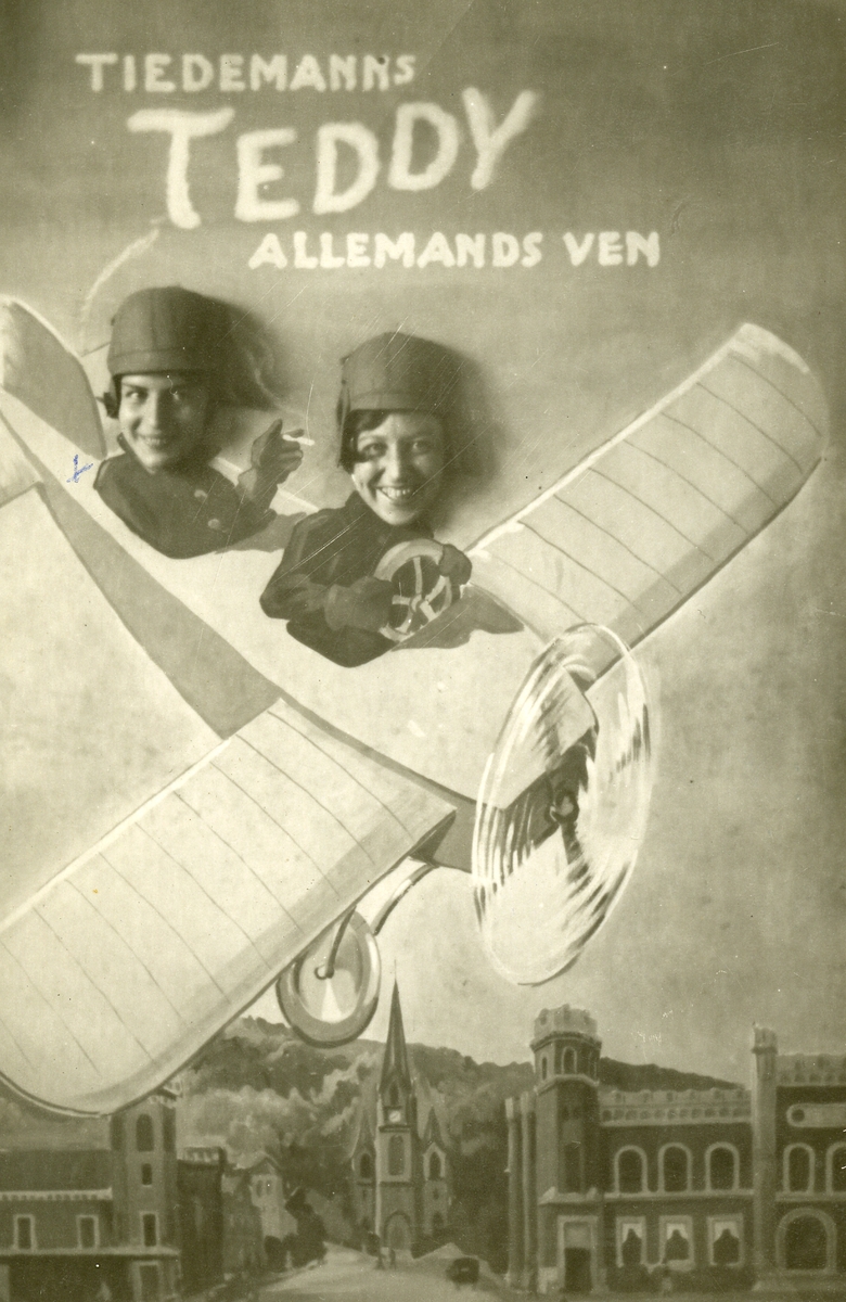 Foto fra Tiedemanns stand på Drammensutstillingen i 1930 hvor publikum kunne bli gratis portrettert med sitt ansikt kikkende gjennom en av Tiedemanns reklameplakater, her Teddy sigaretter.