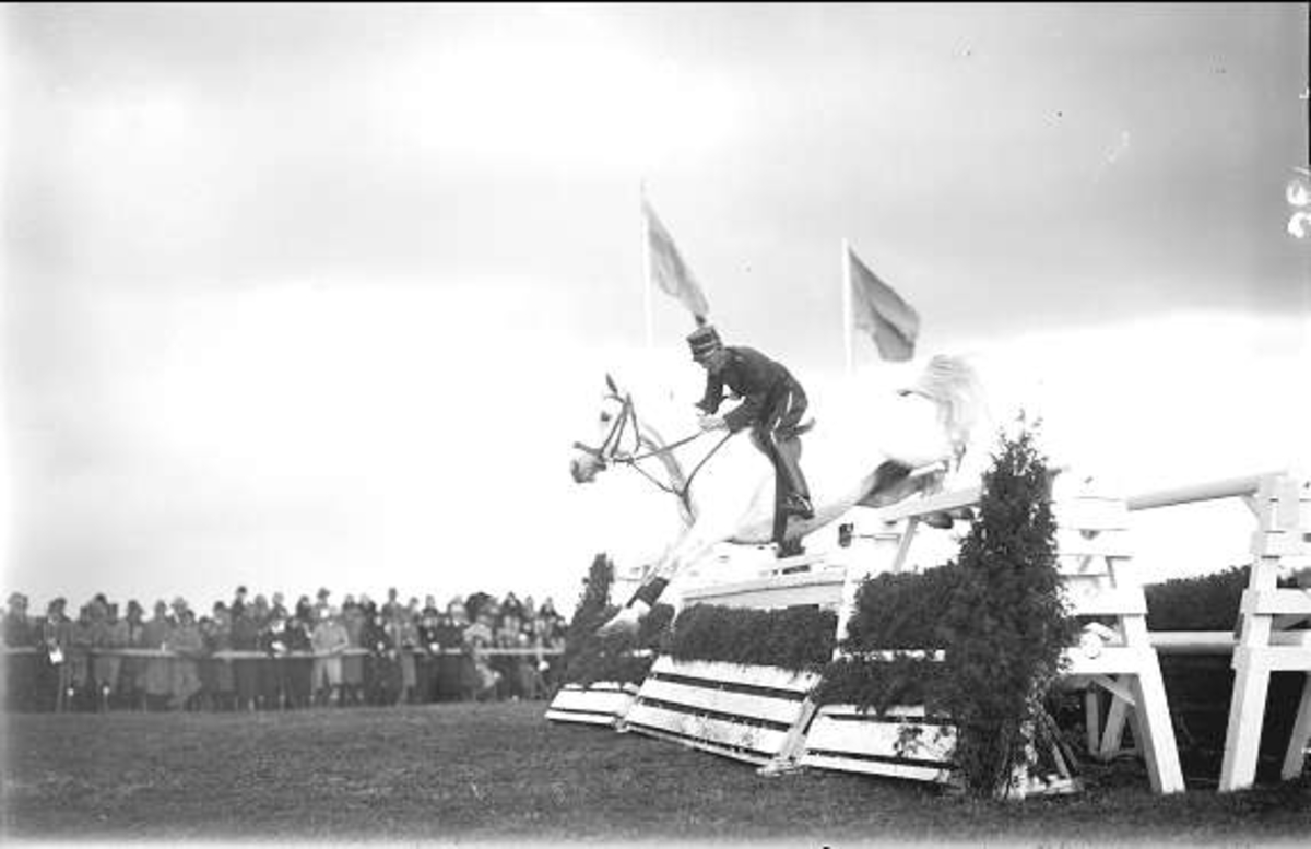 Skövde fältrittklubbs tävlingar 1930 på prishoppningsbanan öster kasernen. Observera åskådarmassorna - vissa år närmare 10.000 personer sammanlagt på lördagar och söndagar.