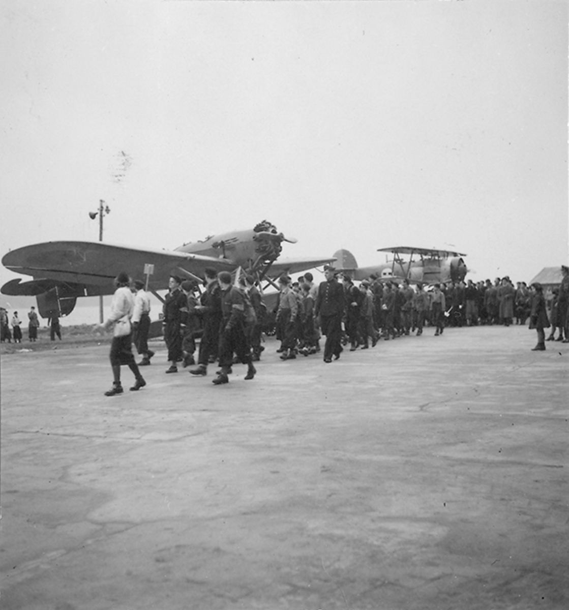 Barn samlade vid flygplan S 9  och S 5 vid besök på F 2 Roslagens flygflottilj, 1939.