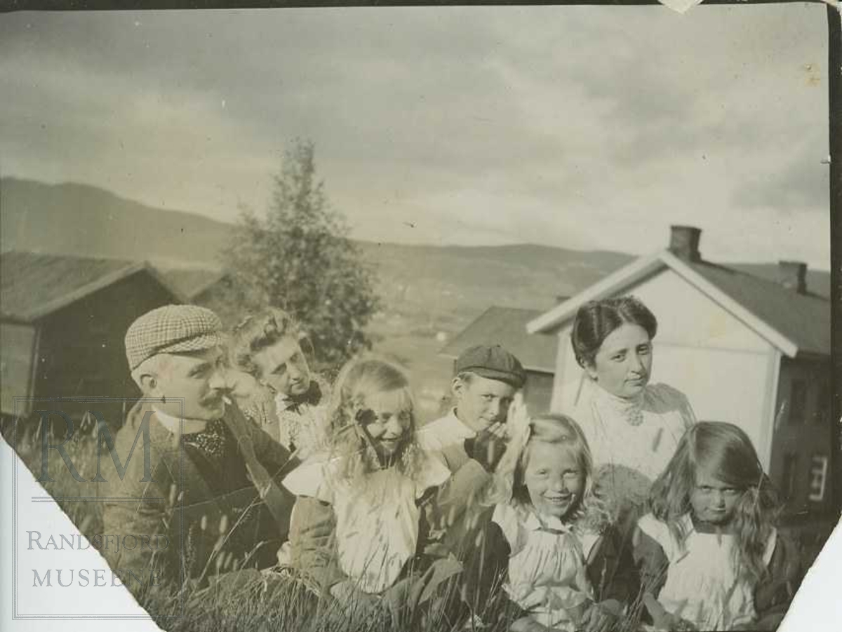 Fotoalbum fra Skotterud i Gran med visittkort og fotografier. Hovedsaklig portretter og foto av hest.
