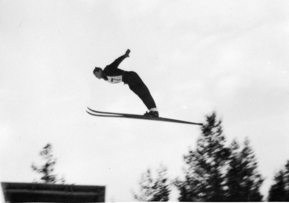 Petter Hugsted i svevet. The Kongsberg ski jumper Petter Hugsted in action.