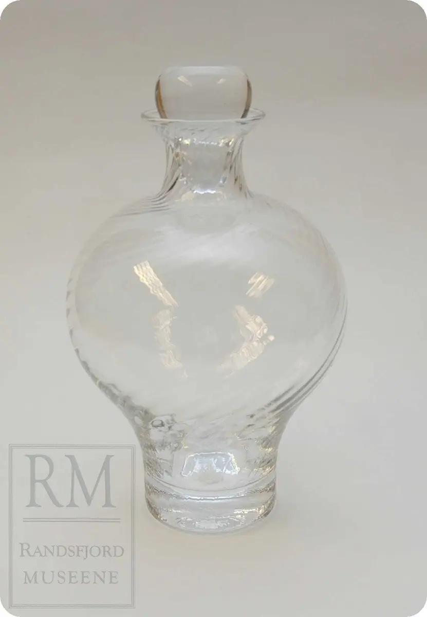 C: Emballasjen har motiv av en glassblåser på alle sider.