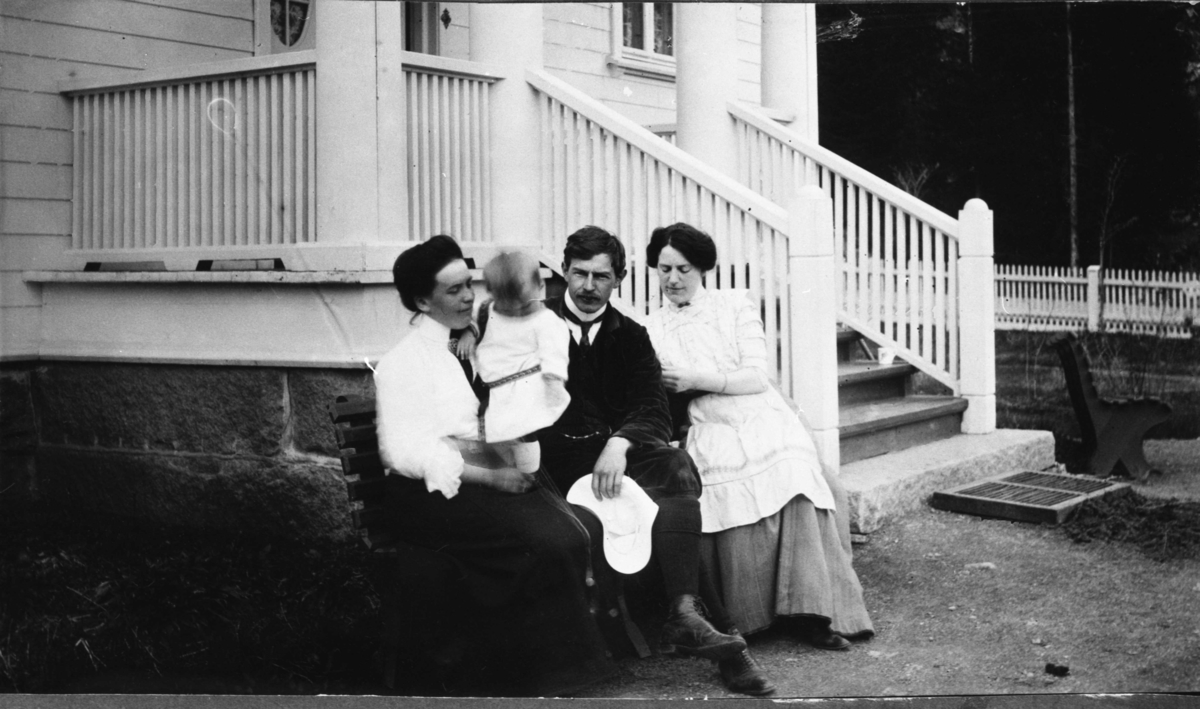 Familien Norman foran Granly, Hadeland Bergverks administrasjonsbygning.