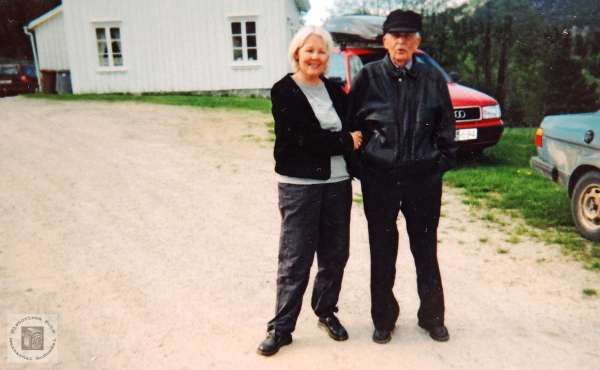 Datter og far, Rønnaug og Olav Smedslandavbildet på Hobbesland i Eiken.
