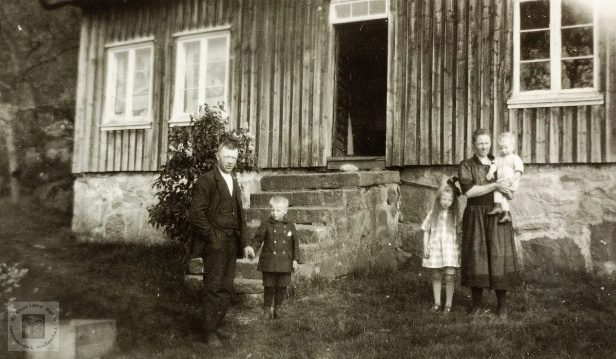 Familiebilde av familien Byremo, Høyland i Grindheim.