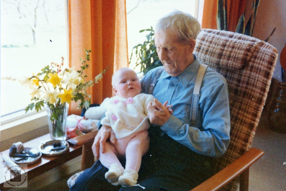 Heidi Handeland på fanget til oldefar Olav Vormelid på hans 89 årsdag på Smedsland i Audnedal.
