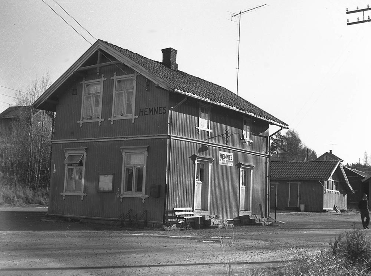 Ved Hemnes stasjon tre år etter nedleggelsen.