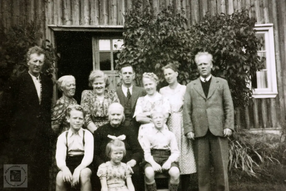 Familiesamling på Ytre Flottorp, Grindheim Audnedal.