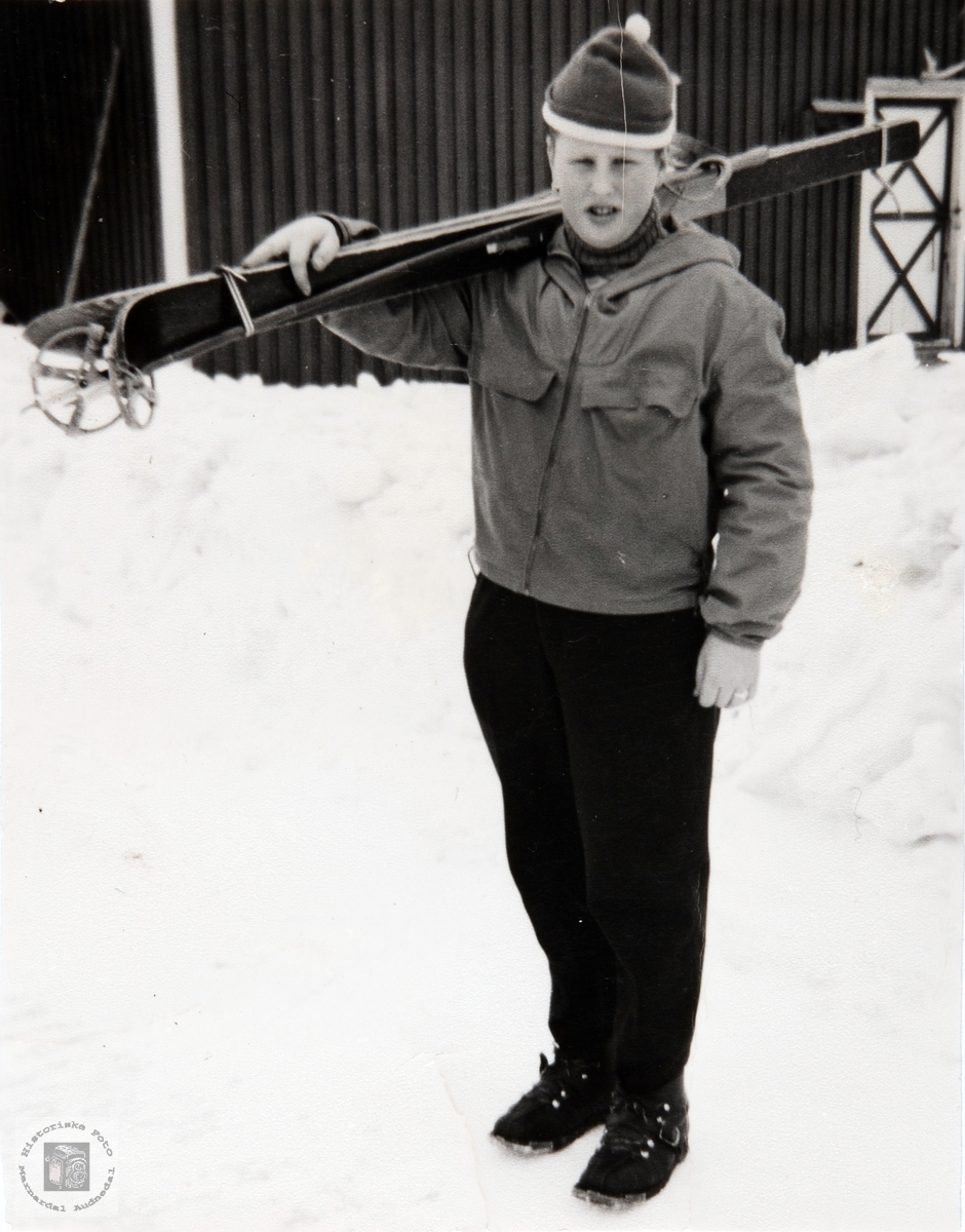 Johan Helle med ski. Audnedal.