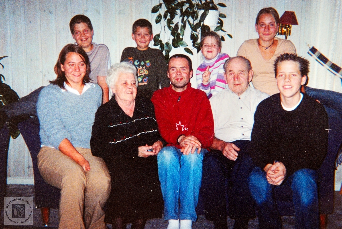 Torhild og Lars Hårtveit med alle sine barnebarn. Audnedal.