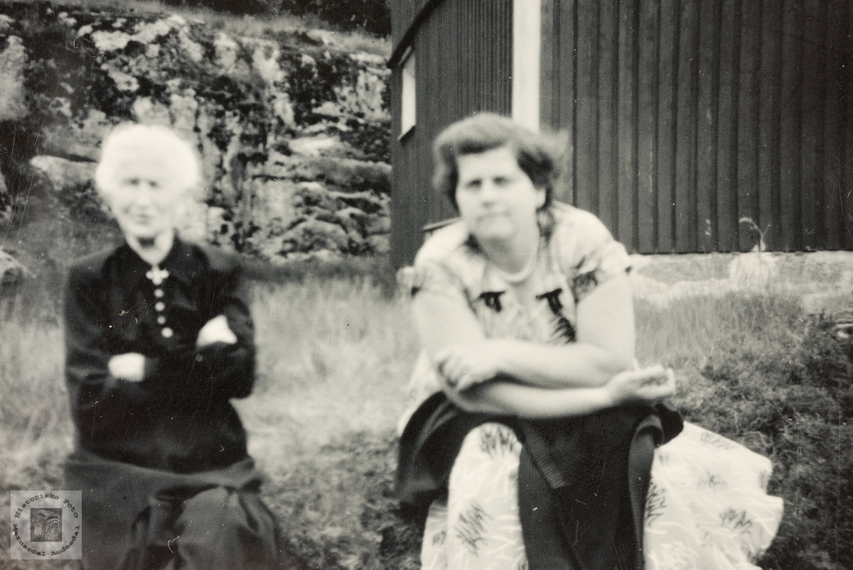 Bestemor på diamantbryllupsdagen med barnebarnet Asborg. Grindheim.