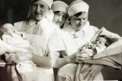 Nyfødte babyer i armene på ferske jordmødre. Bergen.