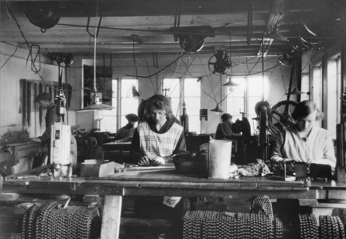 Monteringsavdeling til Jonas Øglænd AS, tidlig 1930-årene: delemontering - montering av kjeder, sannsynligvis for sykkelen "The World": kvinner ved arbeidsbenkene, t.h. Hildur Lund