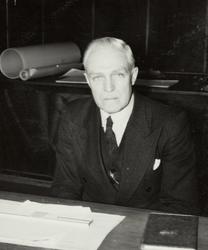 Skolestyrar Bjarne Gullichsen sitter ved kateteret