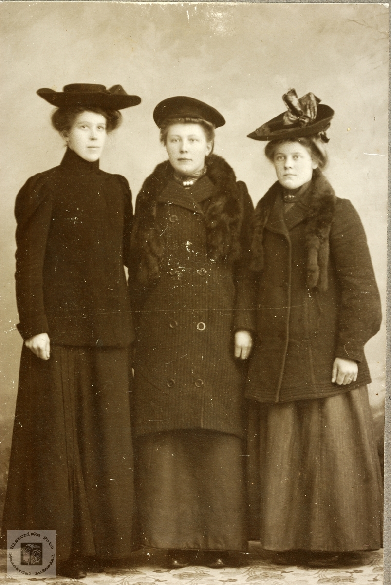 Portrett av tre unge damer i finstasen. Mandal.
