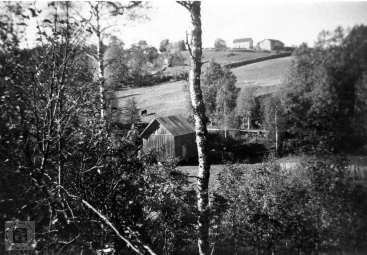Gården Lundebrotet på Bruskeland i Laudal bakgrunnen.