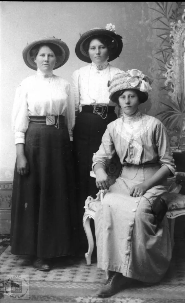 Tre søstre Abelseth (Apaasæ), Bjelland.