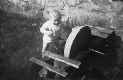 Liten kar, Kåre Abelset vil dra slipesteinen, Broneset Bjell