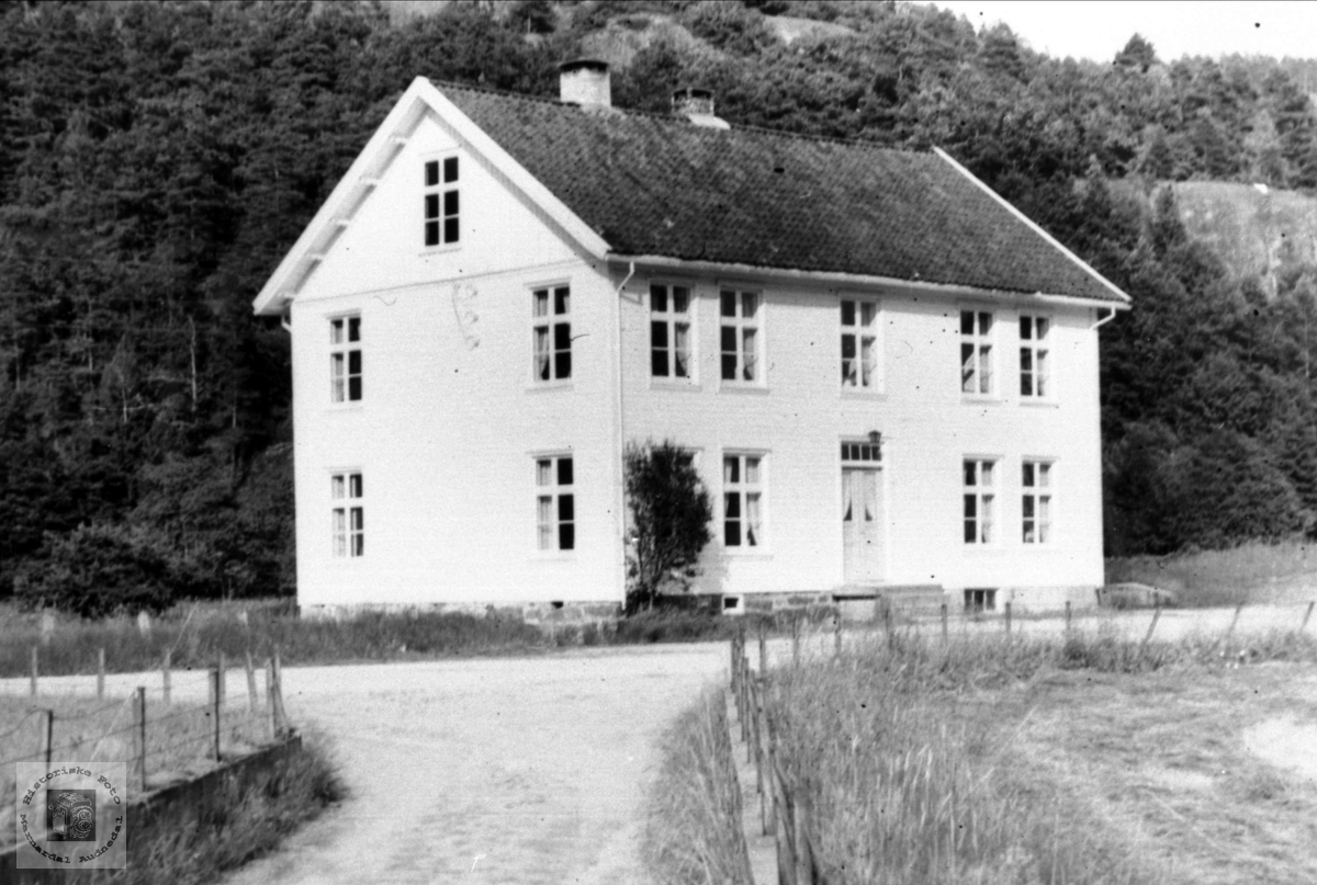 Skole-og kommunehus, Laudal.