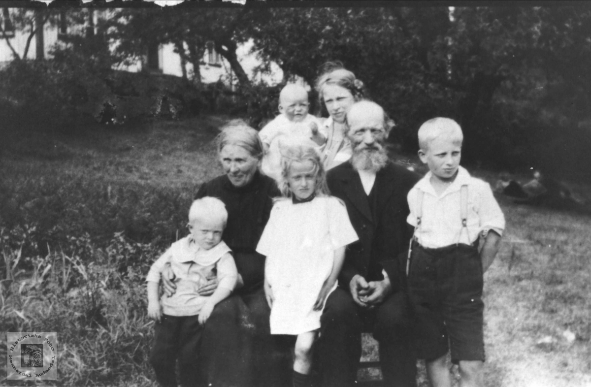 Familiebilde av familien Nome, Øyslebø.