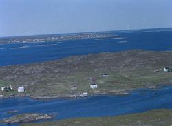 Strømsvika , Dolmøya. Frøya i bakgrunnen.