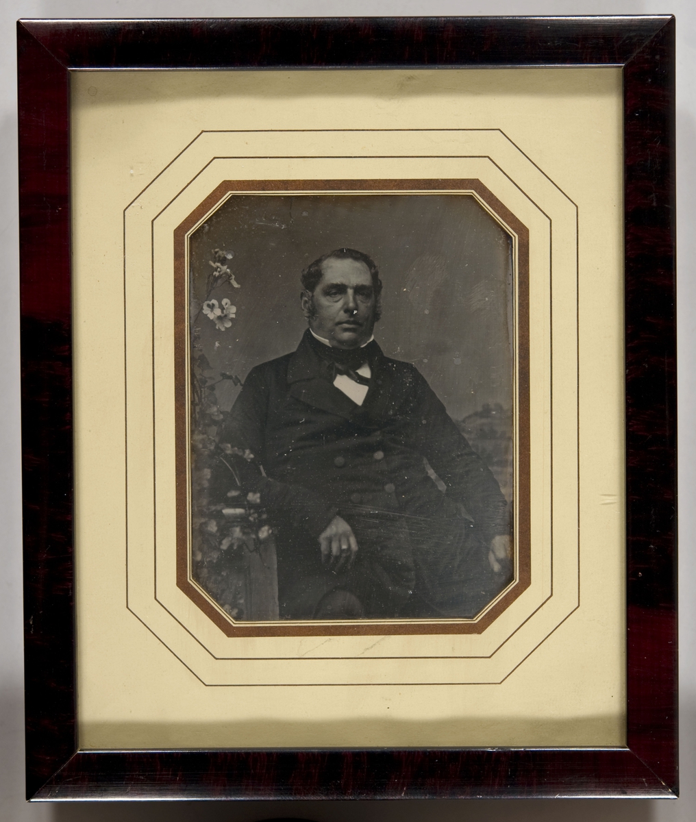 Portrett av sittende mann, knebilde.