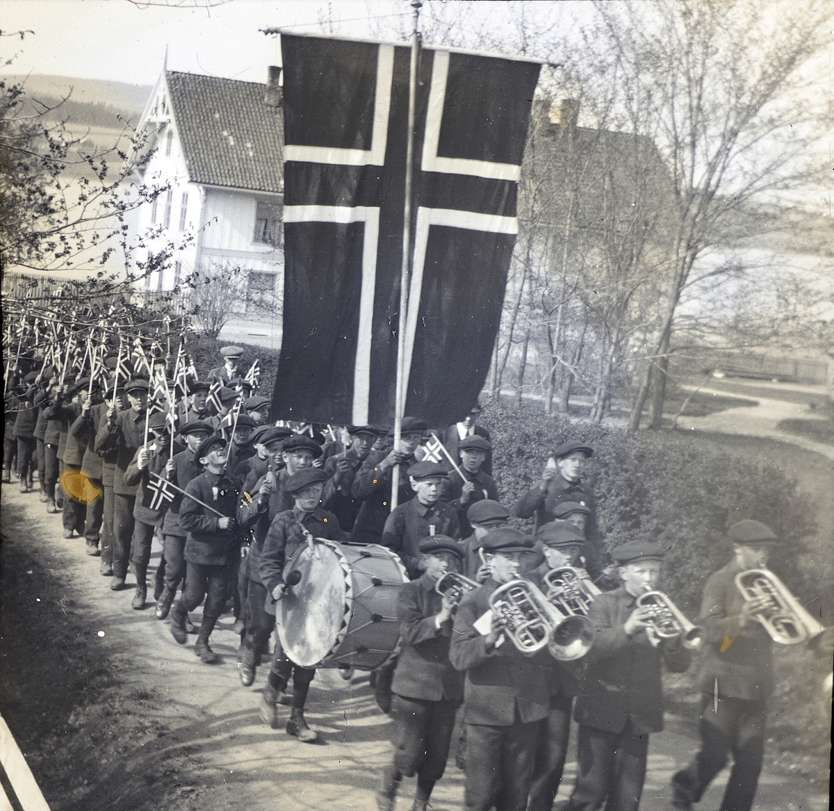 Bilder fra dagliglivet på Toftes Gave, Nedre Sund, Helgøya. 17.mai tog med gutter og korps marsjerer  .