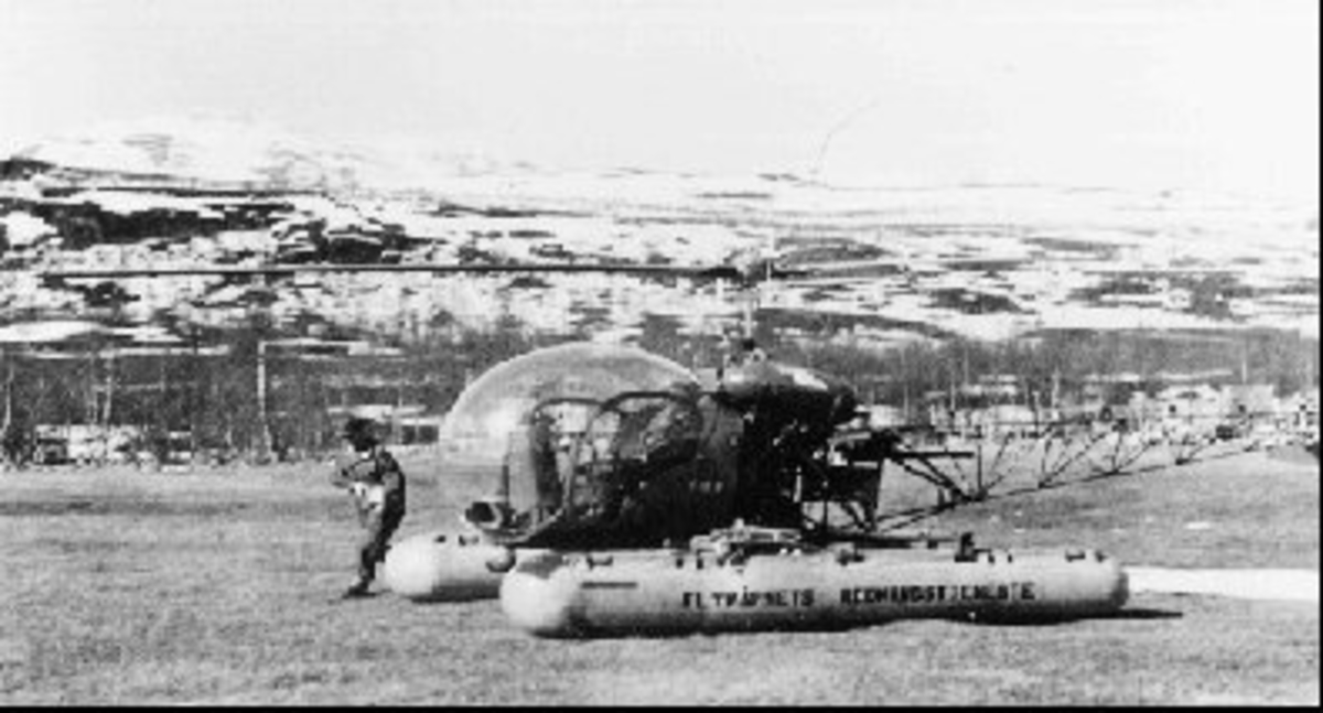 Det første helikopteret som landa på Helligskogen, muligens et Bell 47G. Skibotn, Storfjord, 1952.