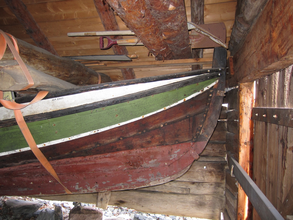 Åpen Nordlandsbåt med plass til tre roere på hver side. Aktre keip st.b.side skadet. Reparasjon st.b. side v. fremre keipe.