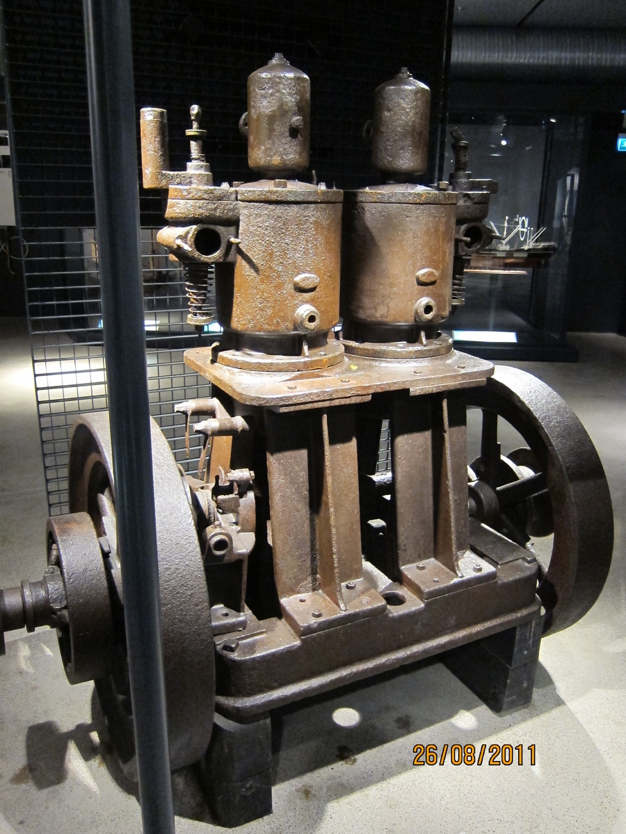 2-sylindret semidiesel maskin av merke DAN (Esbjerg?)
