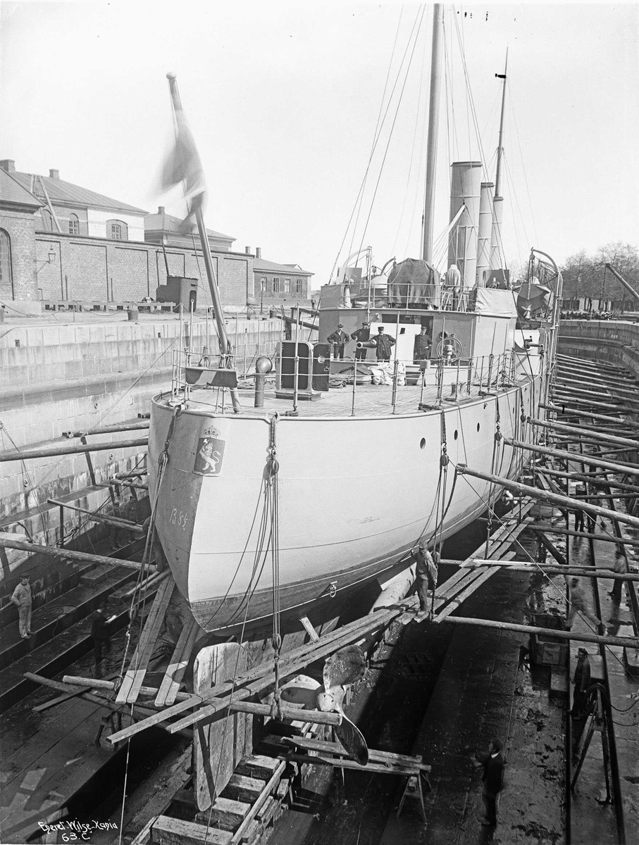 Frithjof (b. 1895, Karljohansvern verft, Horten), kanonbåt i dokk