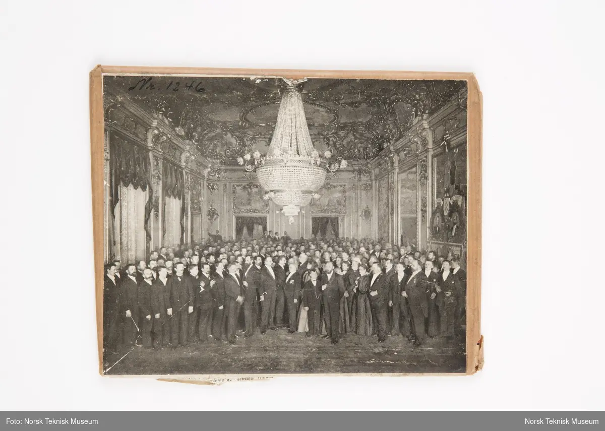 Fra festen i Rococosalen i anledning verkseier Thunes 25 års jubileum i 1896.  Verkseier sees i forgrunnen ut til høire.