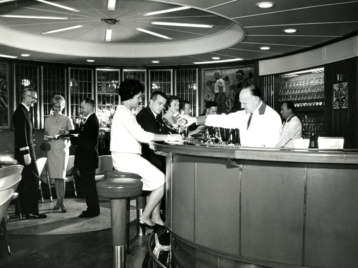 Personale og gjester i baren ombord i D/S Bergensfjord (b. 1956)