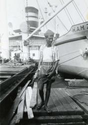 Arabisk arbeider ombord i M/S 'Tarn' i Aden