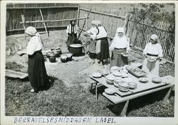 Bondebegravelse. - Begravelsesmiddagen lages.