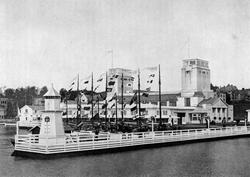 Redningsskøytene utenfor sjøfart- og fiskeriavdelingens bygg