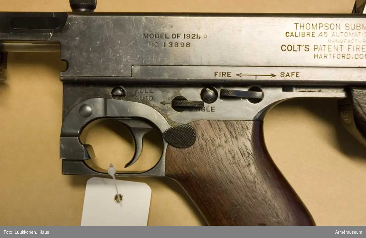 Kulsprutepistol USA m/1928, system Tompson. 
Kaliber 11,43 mm (45). 
Tillverkare: Auto-Ordnance Corp New York U.S.A. 
Märkt: Thompson (trade mark) JHB i en cirkel. Patented March 9. 1915 July 27, 1920 May 25,4 1920 August 10, 1920 May 25, 1920 September 7, 1920 May 25, 1920 October 26, 1920 December 28, 1920. Thompson Submachine Gun, Calibre 45 automatic Colt Cartridge. Manufactured By Colt's Patent Fire Arms MFG.CO  Hartford, Conn, U.S.A.