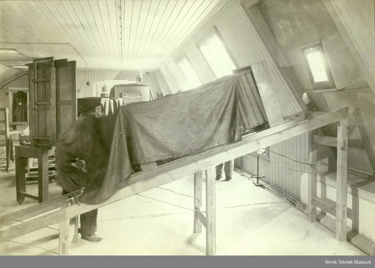 Produksjon ved klisjé-anstalten Wilh. Scheel & Co,  Akersgaten 7, omkring 1910. Avfotografering