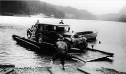 Bil fraktes over vann på kabelferge, omkring 1925
