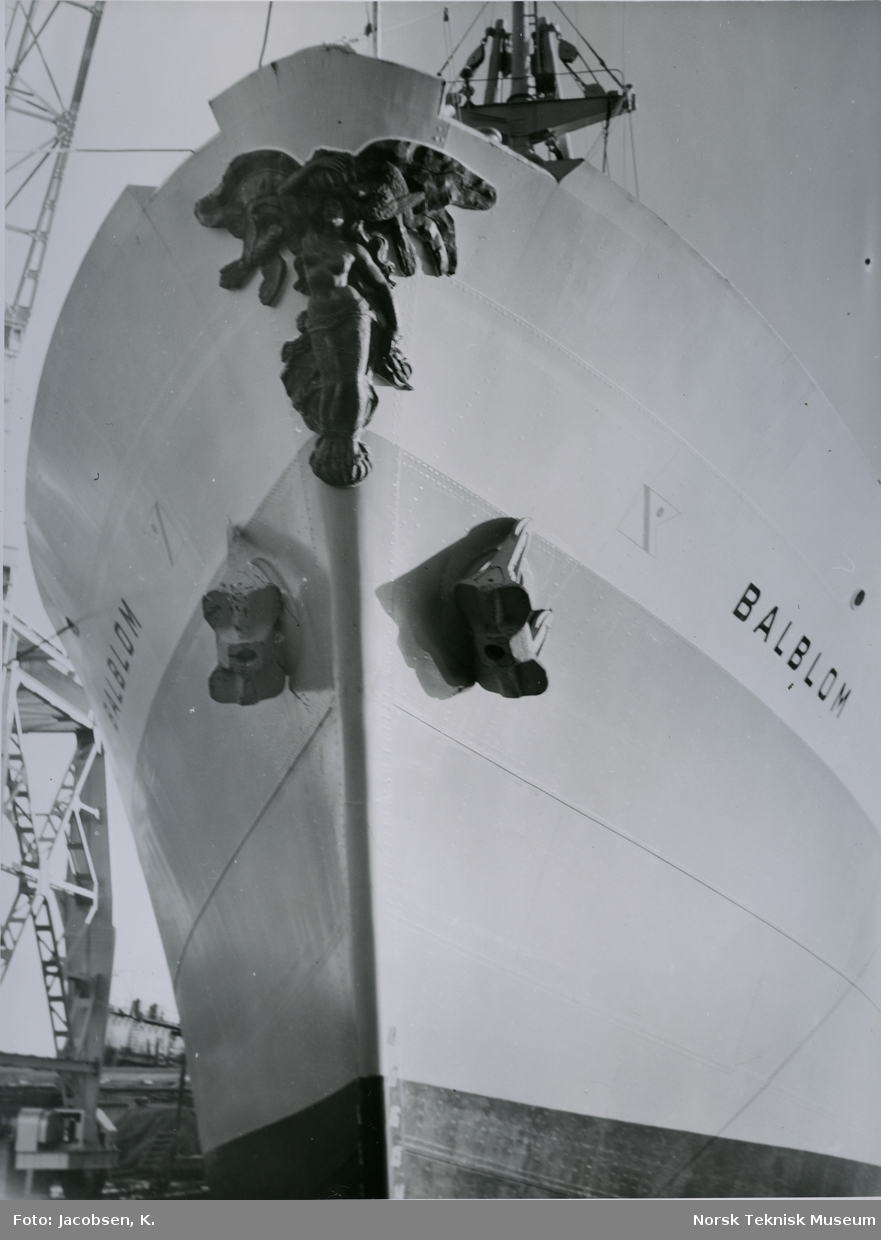 Forstevnen på lasteskipet M/S Balblom, B/N 487 til kai på Akers Mek. Verksted i forbindelse med prøvetur i Oslofjorden 25. oktober 1948. Skipet ble levert i 1948 til Fred. Olsen & Co.