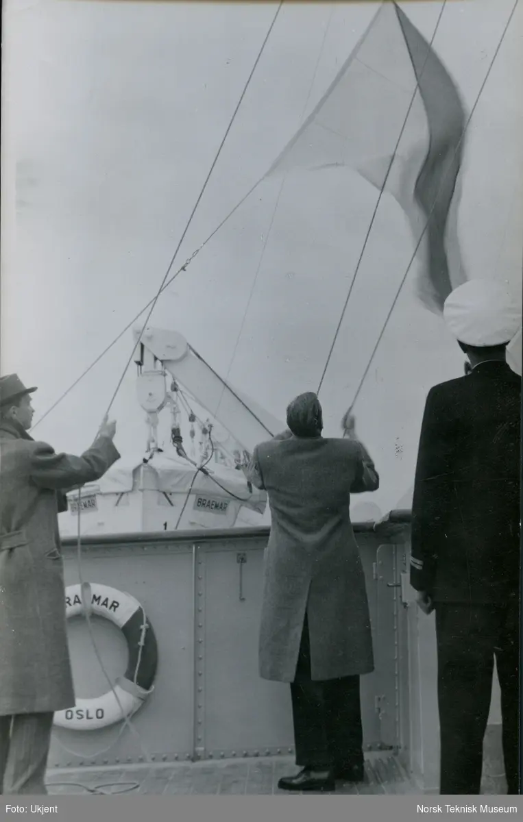 Heising av flagg på dekk på passasjer- og lasteskipet M/S Braemar, B/N 494 under prøvetur i Oslofjorden. Skipet ble levert av Akers Mek. Verksted i 1953 til Fred. Olsen & Co.